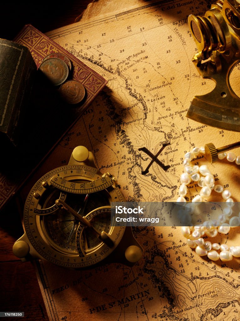宝の地図や航海用具 - 宝箱のロイヤリティフリーストックフォト