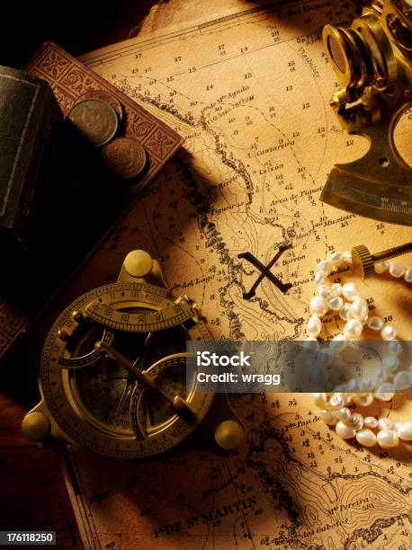 宝の地図や航海用具 - 宝箱のストックフォトや画像を多数ご用意 - 宝箱, 地図, 発見