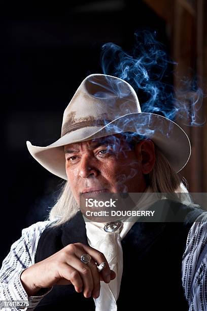 Cowboyporträt Stockfoto und mehr Bilder von Rauch - Rauch, 50-54 Jahre, Blick in die Kamera