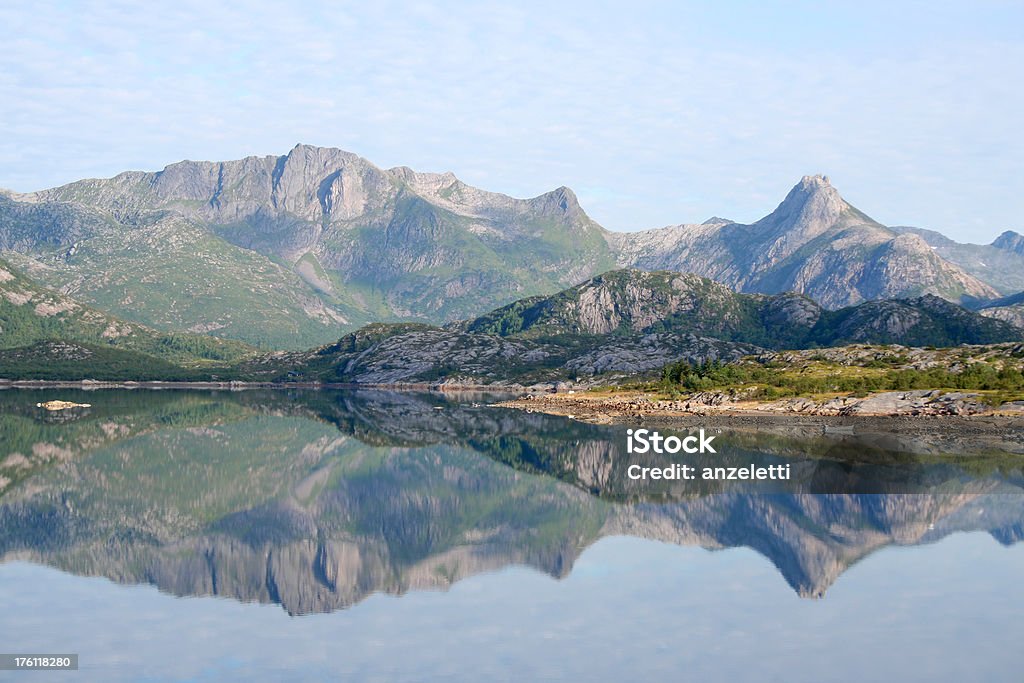 Bergkette spiegelt sich in Wasser - Lizenzfrei Aussicht genießen Stock-Foto