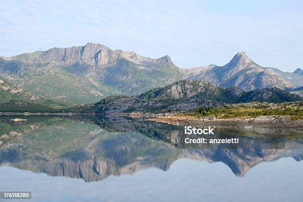 Mountain Range Odbite W Wodzie - zdjęcia stockowe i więcej obrazów Bez ludzi - Bez ludzi, Chmura, Fiord