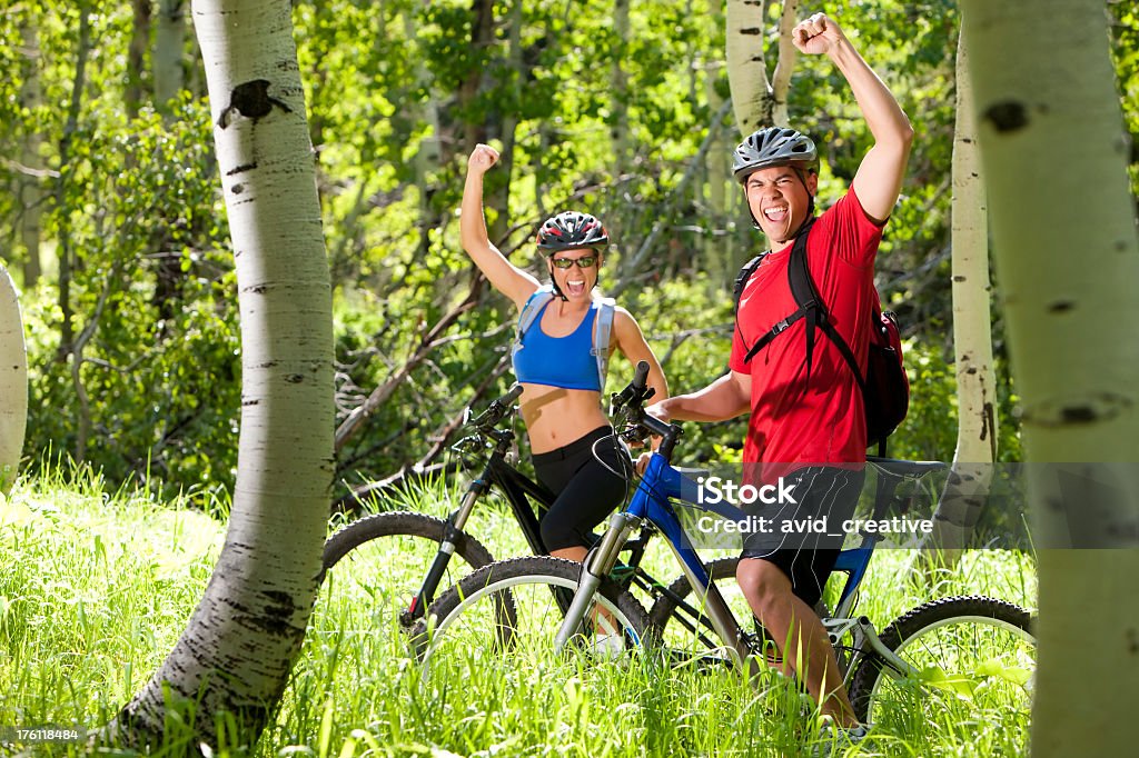 Excitación par de ciclismo de montaña - Foto de stock de 20 a 29 años libre de derechos