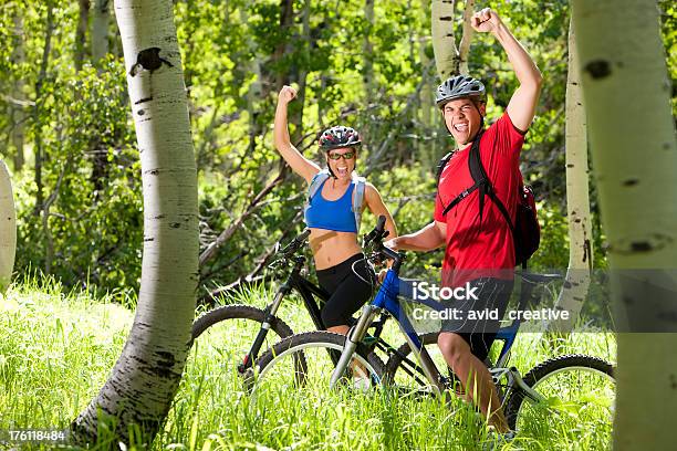 Excitación Par De Ciclismo De Montaña Foto de stock y más banco de imágenes de 20 a 29 años - 20 a 29 años, 30-39 años, Accesorio de cabeza