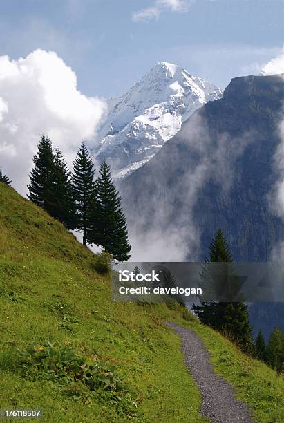 Szwajcarska Alpine Trail Z Widocznej Nad Góra Eiger - zdjęcia stockowe i więcej obrazów Alpy