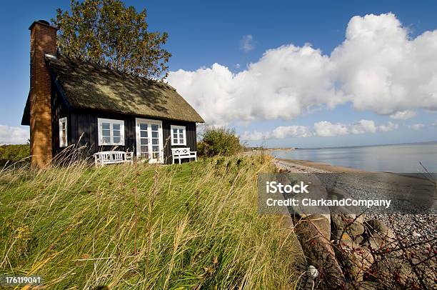 Tradicional Escandinavo Casa De Praia Junto Ao Mar - Fotografias de stock e mais imagens de Dinamarca - Dinamarca, Praia, Casa de Campo - Casa