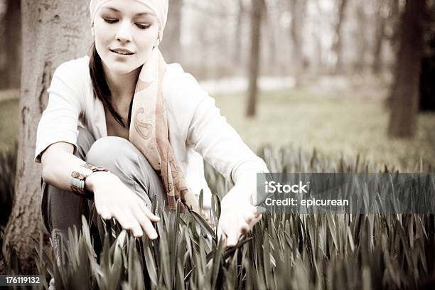 Spielen In Der Blumen Stockfoto und mehr Bilder von Abgeschiedenheit - Abgeschiedenheit, Attraktive Frau, Braunes Haar