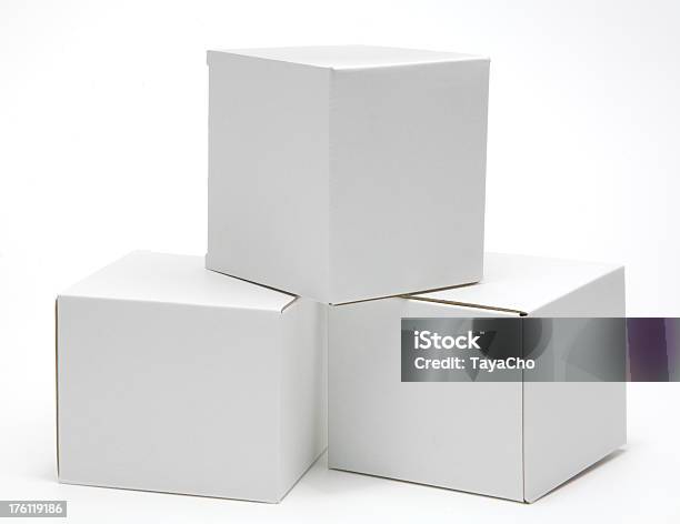 Foto de Três Espaços Em Branco Em Forma De Cubo Branco Pacotes Isolado e mais fotos de stock de Branco