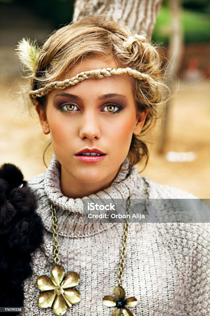 Młoda kobieta z styl hippie - Zbiór zdjęć royalty-free (Blond włosy)