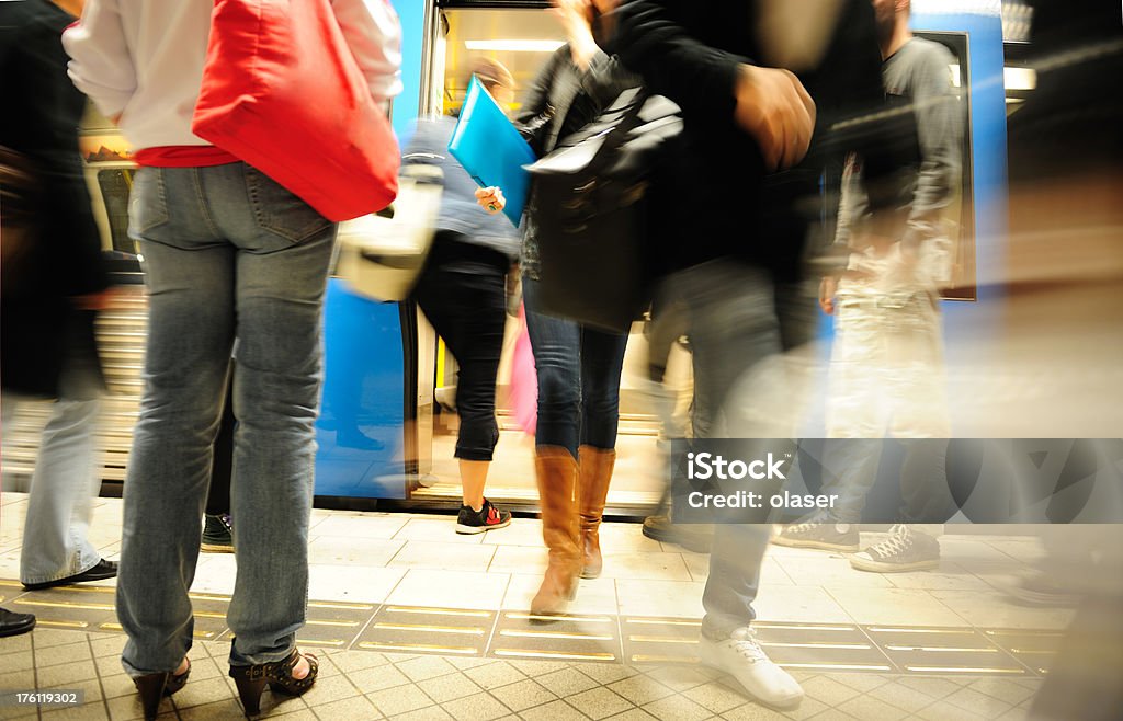 Pendler Betreten und Verlassen des U-Bahnzug - Lizenzfrei Menschenmenge Stock-Foto