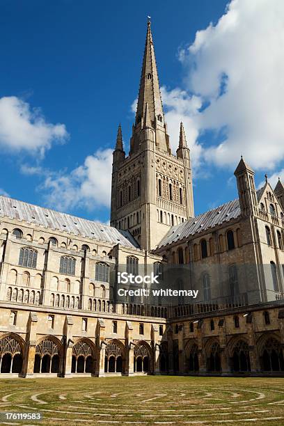 Photo libre de droit de Cathédrale De Norwich Dans Le Cloître banque d'images et plus d'images libres de droit de Cathédrale - Cathédrale, Norwich - Angleterre, Angleterre