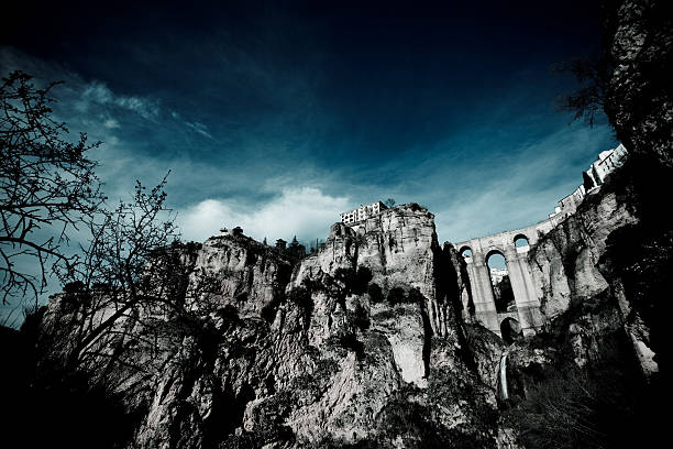 город на холме в испании-ронда - ronda spain rhonda bridge стоковые фото и изображения