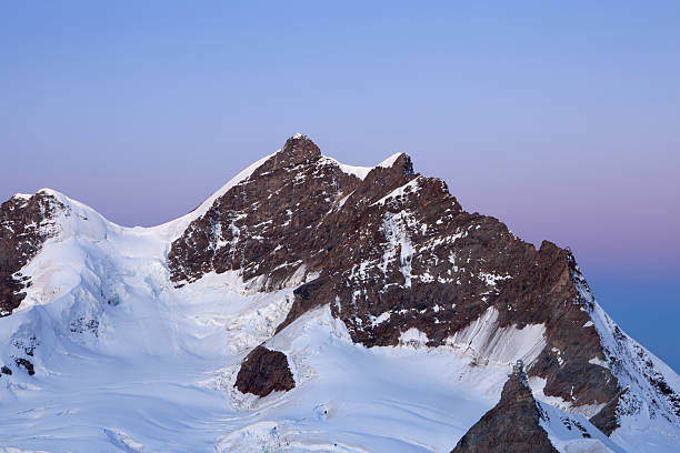 山頂から夜明け jungfraujoch スイス - copy space alpenglow winter mountain range ストックフォトと画像