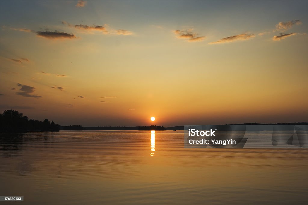 À beira do lago ao pôr-do-sol de Minnesota área de Boundary Waters Canoe - Foto de stock de Centro-oeste dos Estados Unidos royalty-free