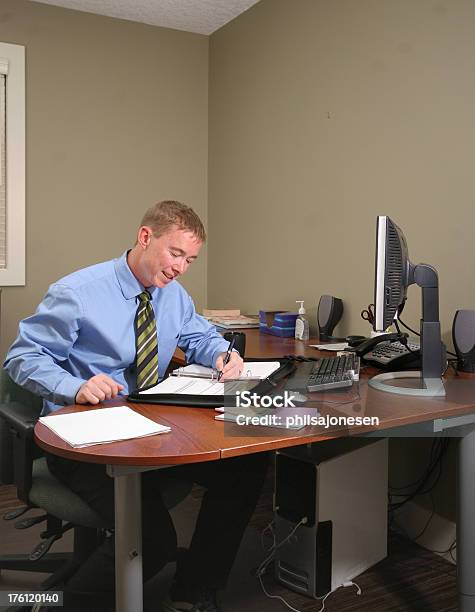 Foto de Empresário Na Mesa e mais fotos de stock de 40-49 anos - 40-49 anos, Adulto, Adulto de idade mediana