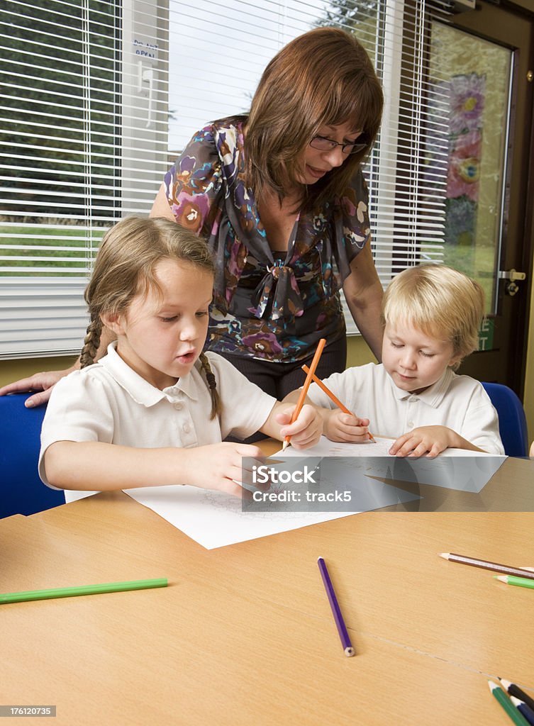 Escola primária: Professor e alunos trabalhando juntos - Foto de stock de 4-5 Anos royalty-free