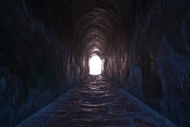 la lumière au bout du tunnel: récession se terminant le - spirituality light tunnel light at the end of the tunnel photos et images de collection