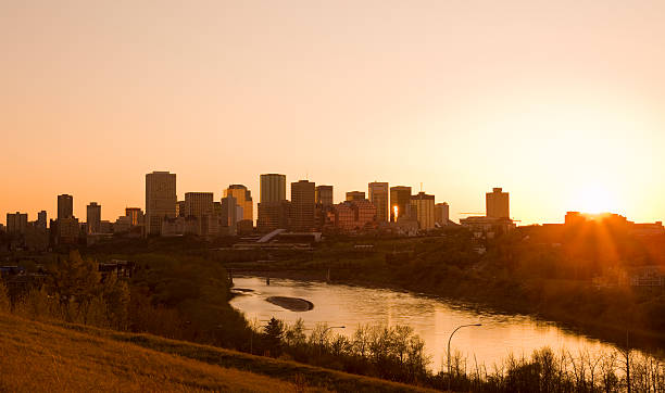 centre-ville d'edmonton, au coucher du soleil - north saskatchewan river photos et images de collection