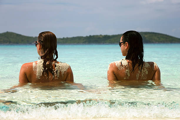 topless mulher relaxante na água - women tan perfection naked imagens e fotografias de stock