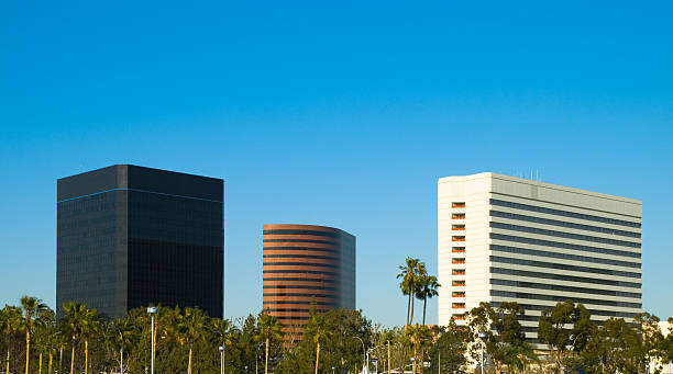 skyline von costa mesa hotel in orange county, kalifornien - süd kalifornien stock-fotos und bilder