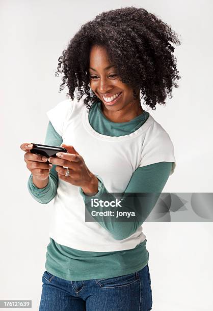 Sonriente Joven Mujer Con Cabello Rastafari Sms Foto de stock y más banco de imágenes de Accesibilidad - Accesibilidad, Adulto, Adulto joven