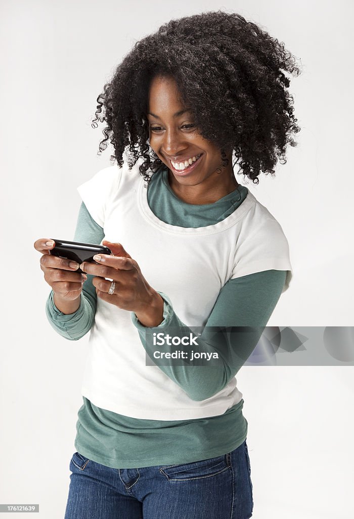 Sorridente Jovem mulher com dreadlocks e vestindo, mensagens de texto - Foto de stock de Acessibilidade royalty-free