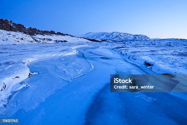 Frozen River En Thingvellir Islandia En Invierno Al Amanecer Foto de stock y más banco de imágenes de Agua