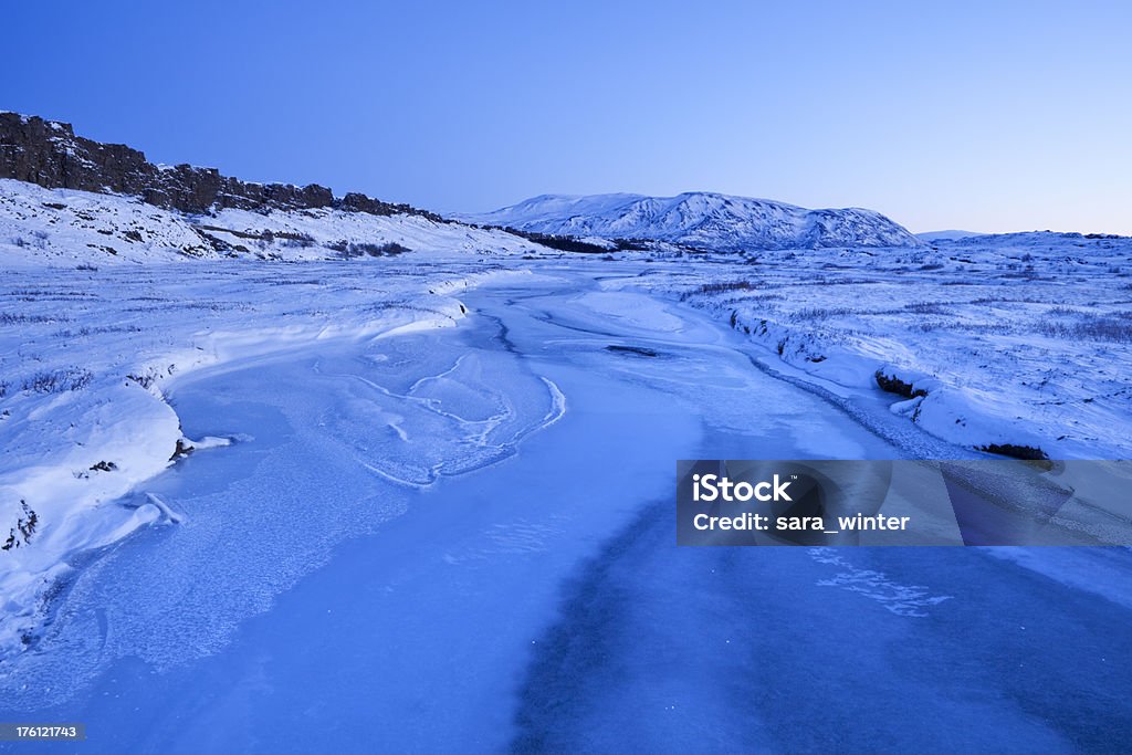 Frozen river à Thingvellir, Islande en hiver à l'aube - Photo de Arctique libre de droits