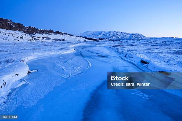 Photo libre de droit de Frozen River À Thingvellir Islande En Hiver À Laube banque d'images et plus d'images libres de droit de Arctique