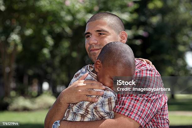 Abbraccio - Fotografie stock e altre immagini di Abbracciare una persona - Abbracciare una persona, Adulto, Allegro