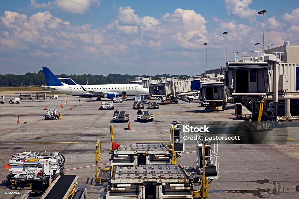 Aeroporto internazionale di bitume XXL - Foto stock royalty-free di Controllore del traffico aereo