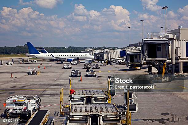 Aeroporto Internazionale Di Bitume Xxl - Fotografie stock e altre immagini di Controllore del traffico aereo - Controllore del traffico aereo, Aereo di linea, Aeroplano