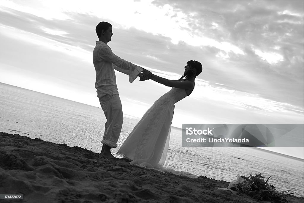 Le marié et la mariée sur la plage - Photo de Adulte libre de droits