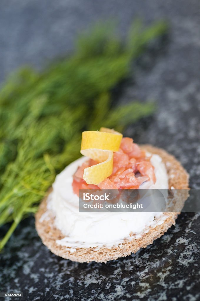 Geräuchertem Lachs und Frischkäse auf brown-toast - Lizenzfrei Biegung Stock-Foto