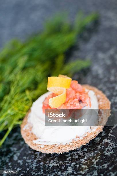 Salmone Affumicato Con Crema Di Formaggio Sul Pane Tostato Integrale - Fotografie stock e altre immagini di Alimentazione sana