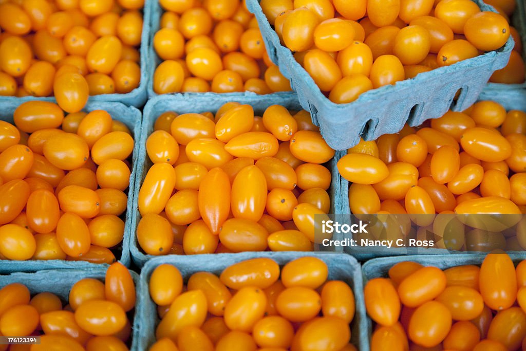 Gelbe Kirschtomaten in Blau Körbe, Outdoor-Markt - Lizenzfrei Antioxidationsmittel Stock-Foto