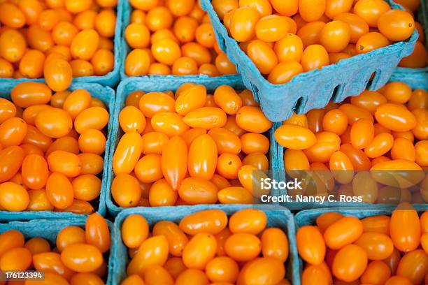 Tomates Cereza Azul Y Amarillo Cestas En Mercado Al Aire Libre Foto de stock y más banco de imágenes de Alimento