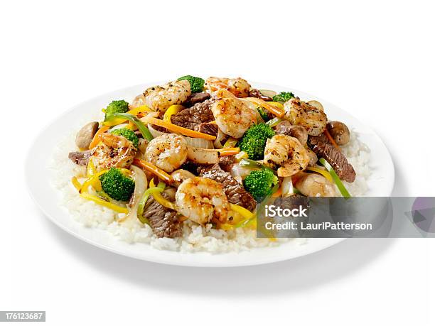 Szechuan Wołowina I Krewetki Z Ryżu - zdjęcia stockowe i więcej obrazów Chińska kuchnia - Chińska kuchnia, Neutralne tło, Krewetka - owoce morza