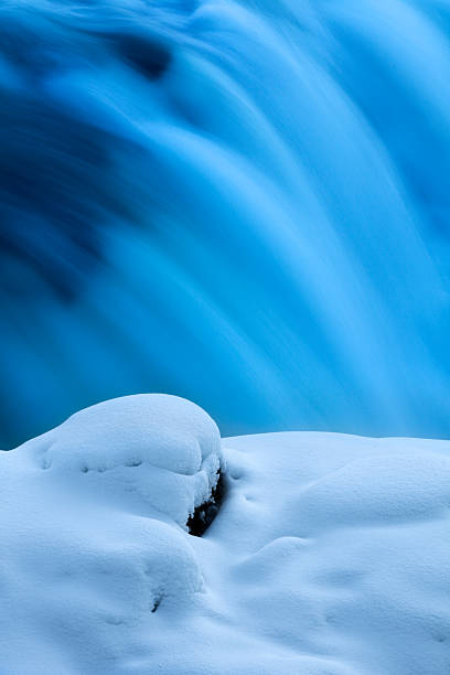 close-up parcial de uma cachoeira congelada no inverno, gullfoss, islândia - gullfoss falls - fotografias e filmes do acervo