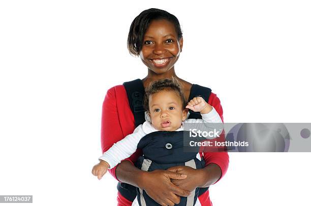 笑顔の母と彼女の子のスリング - 赤ちゃんのストックフォトや画像を多数ご用意 - 赤ちゃん, 白背景, 母親