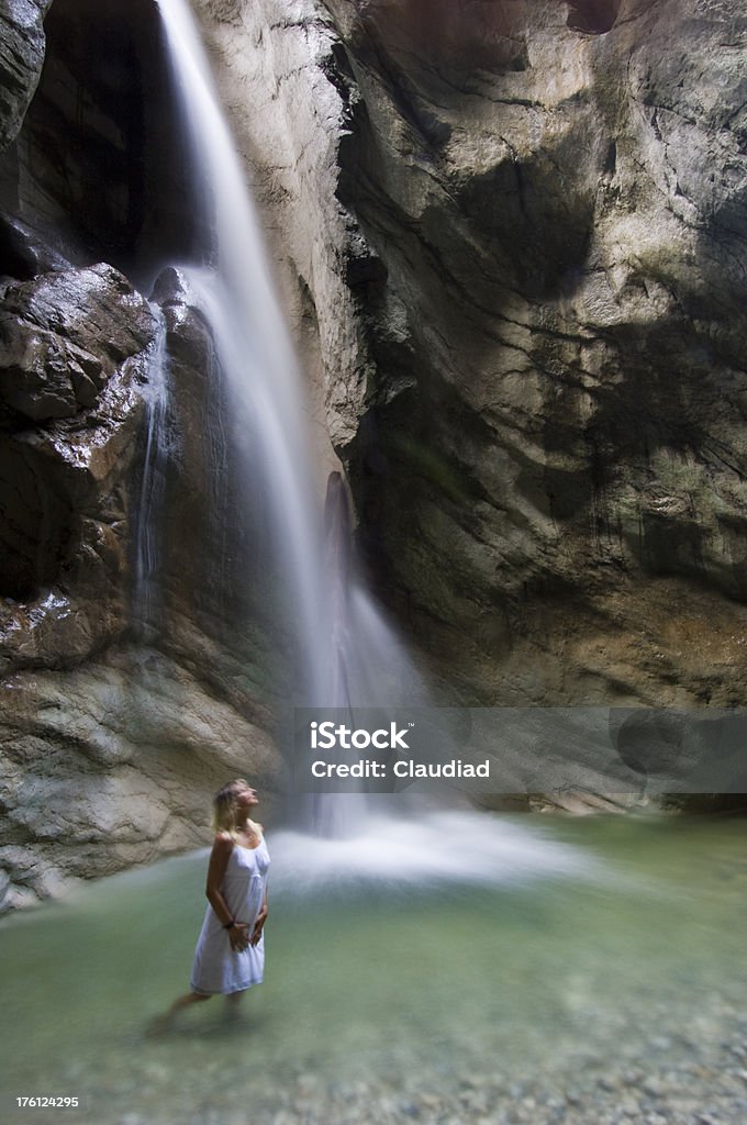 Donna e cascata - Foto stock royalty-free di 40-44 anni