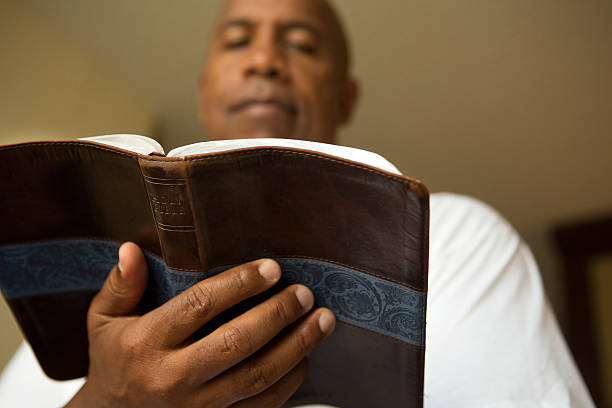 uomo, lettura della bibbia - bible stand foto e immagini stock