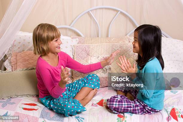 Foto de Meninas Brincando Pattycake e mais fotos de stock de Clapping Game - Clapping Game, Criança, 6-7 Anos