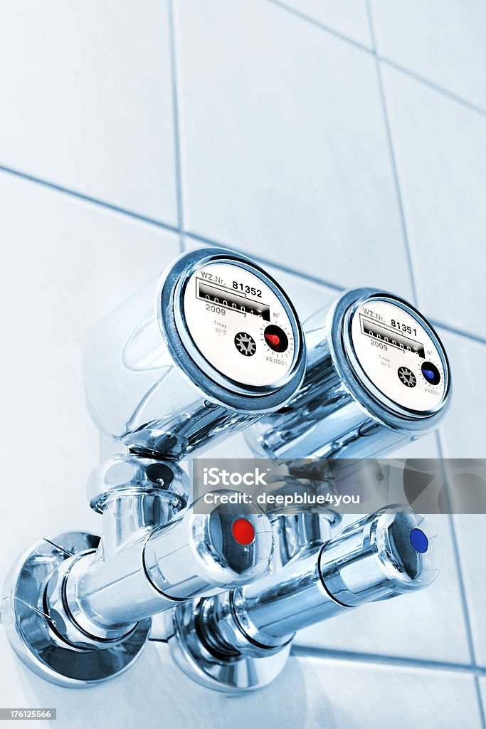Новый счетчик воды в ванной комнате - Стоковые фото Счётчик расхода воды роялти-фри