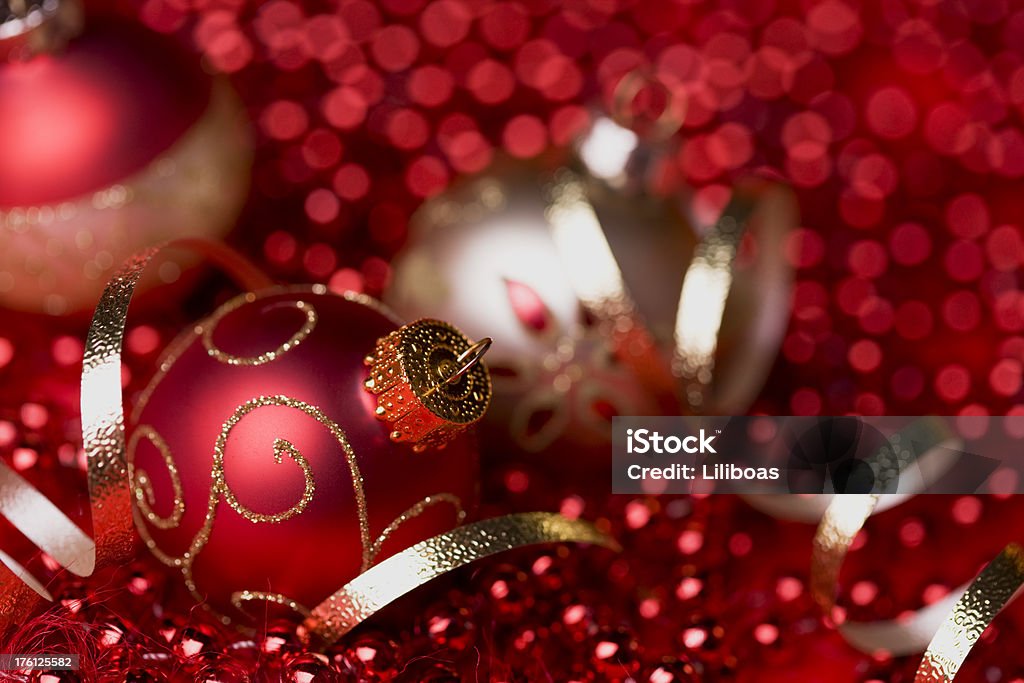 Décorations sur rouge - Photo de Boule de Noël libre de droits