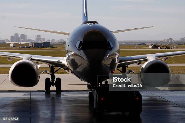 Airliner W Hangar - zdjęcia stockowe i więcej obrazów Asfalt - Asfalt, Biznes, Calgary