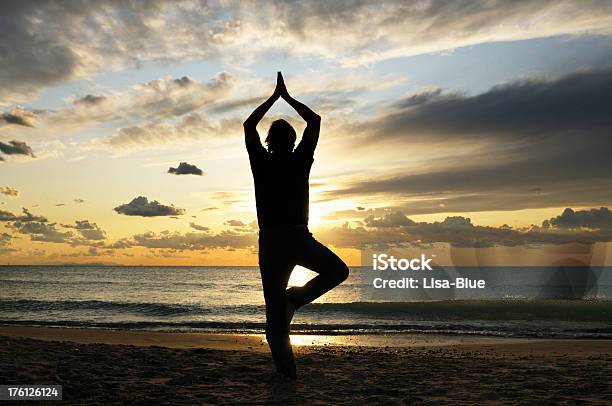 Clase De Yoga Foto de stock y más banco de imágenes de Adulto - Adulto, Aire libre, Alcanzar