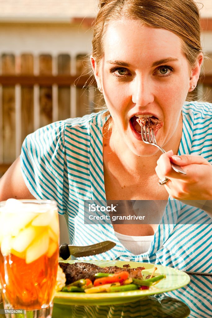 ステーキを食べる女性 - 1人のロイヤリティフリーストックフォト