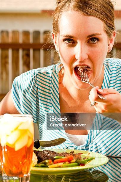 ステーキを食べる女性 - 1人のストックフォトや画像を多数ご用意 - 1人, Tボーンステーキ, たんぱく質