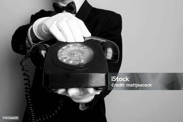 Butler Com Telefone - Fotografias de stock e mais imagens de Mordomo - Mordomo, Telefone, Contact Us - Frase em inglês