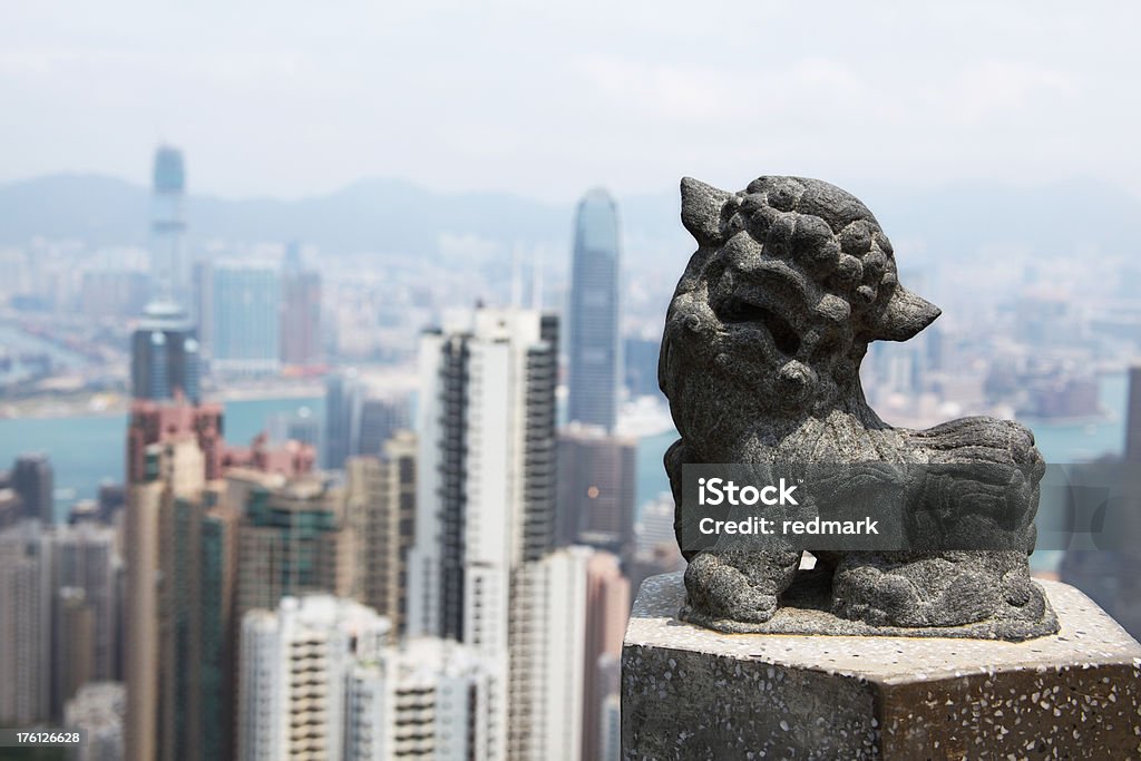 Leão imperial Chinesa com o horizonte de Hong Kong no fundo - Foto de stock de Alegoria royalty-free